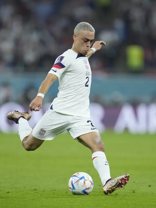Bek Amerika Serikat, Sergino Dest menendang bola saat bertanding melawan Wales selama pertandingan grup B Piala Dunia 2022 Qatar di Stadion Ahmad Bin Ali di Doha, Qatar, Selasa (22/11/2022). Amerika Serikat bermain imbang dengan Wales dengan skor 1-1. (AP Photo/Ashley Landis )