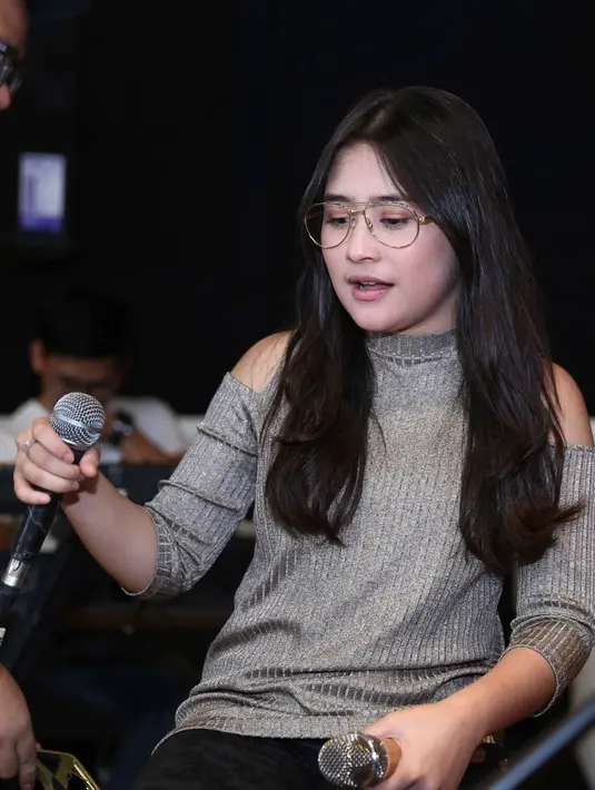 Prilly mengatakan dirinya akan menyanyikan semua lagu yang ada di albumnya dan beberapa lagu lagi yang belum dinyanyikannya di acara apapun. Ia mengatakan telah menulis lagu barunya pada jam 2 pagi. (Nurwahyunan/Bintang.com)
