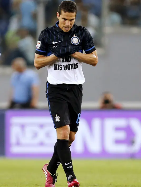 Gelandang Inter Milan, Hernanes (kiri) merayakan selebrasi usai mencetak gol kedua nya ke gawang Lazio pada laga serie A di Stadion Olimpico, Senin (11/5/2015). Inter Milan menang 2-1 atas Lazio. (Reuters/Giampiero Sposito)