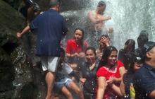 Keceriaan wisatawan mandi di bawah Air Terjun Sedudo sebelum longsor