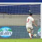 Striker UEA, Ali Mabkhout, saat melakukan eksekusi penalti ke gawang Timnas Indonesia yang dikawal kiper Wawan Hendrawan di Stadion Al Maktoum (10/10/2019). (AFP/Karim Sahib)