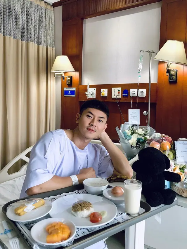 5 Potret Gaya Rambut Baru Rafael Tan yang Disebut Mirip Park Seo Joon