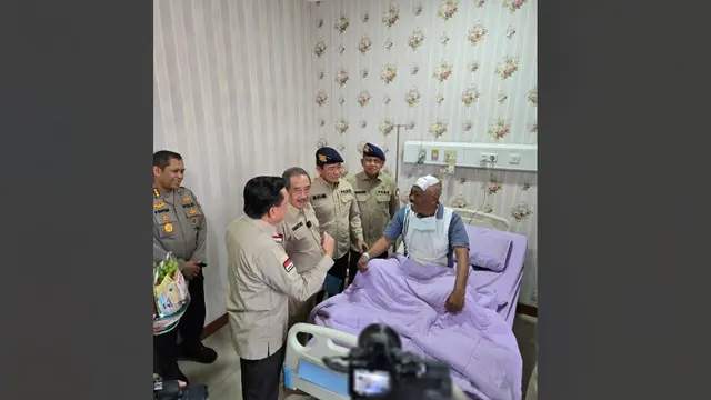 Mantan Kapolri Jenderal Polisi (Purn) Bimantoro dan Ketua Umum PKBB Komisaris Jenderal Polisi (Purn) Imam Sudjarwo mendatangi Rumah Sakit (RS) Polri Kramat Jati.