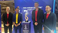 Empat legenda sepak bola ASEAN, Kurniawan Dwi Yulianto dan Ponaryo Astaman dari Indonesia, Safiq Rahim dari Malaysia, dan Baihakki Khaizan dari Singapura, meramaikan Trophy Reveal FIFA ASEAN Cup 2026 di Jakarta. (Bola.com/Muhammad Adi Yaksa).