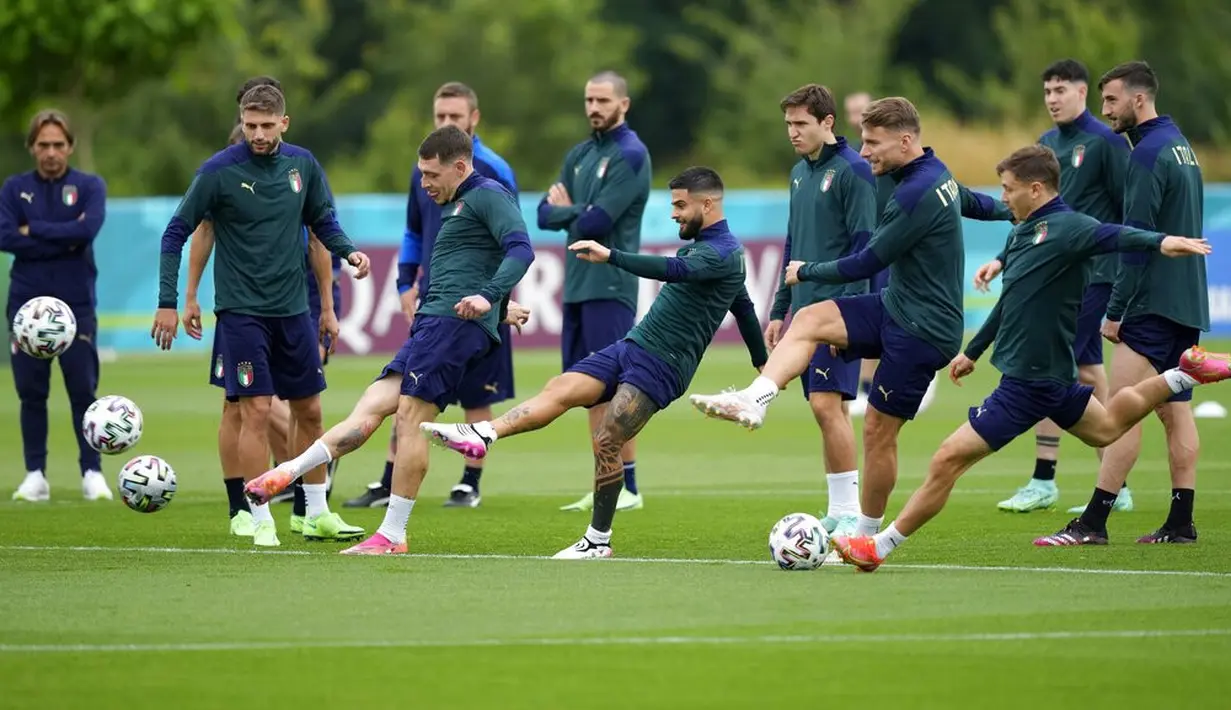 Para pemain Italia berlatih menendang bola selama sesi latihan di tempat latihan Tottenham Hotspur di London, Sabtu (10/7/2021). Italia akan bertanding melawan Inggris pada final Euro 2020 di Stadion Wembley. (AP Photo/Frank Augstein)