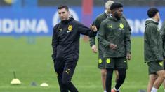Pelatih Borussia Dortmund, Nuri Sahin memimpin latihan menjelang laga lanjutan Liga Champions 2024/2025 melawan Real Madrid di tempat latihan Dortmund, Jerman, 21 Oktober 2024. (AP Photo/Martin Meissner)