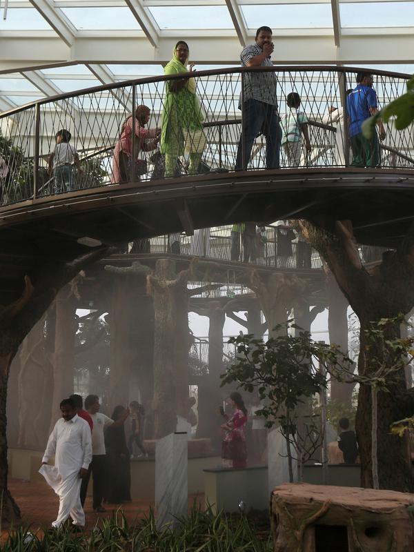 Pengunjung berjalan dalam 'The Glass House' di Quranic Park, Dubai,Uni Emirat Arab, 6 April 2019. Pengunjung tidak dipungut biaya untuk memasuki Quranic Park. (REUTERS/Satish Kumar)
