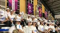 Pendukung Korea bersatu menyaksikan laga bola basket putri melawan Indonesia di Hall Basket GBK, Rabu (15/8/2018). (Liputan6.com/Ahmad Fawwaz Usman)