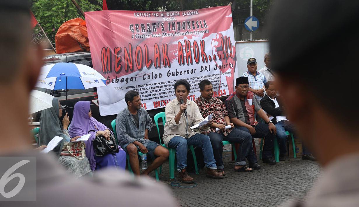 Sejumlah massa saat melakukan aksi di Tugu Proklamasi, Jakarta, Senin (29/8). Aksi dilakukan karena massa menilai Ahok tidak berpihak kepada rakyat kecil melalui kebijakan-kebijakan sebagai Gubernur DKI Jakarta. (Liputan6.com/Immanuel Antonius)
