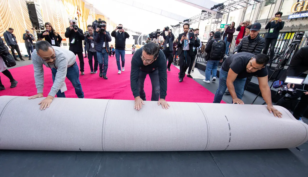 Kesibukan pekerja memasang karpet merah ajang bergengsi Academy Awards ke-92 atau Oscar 2020 di Hollywood & Highland, Hollywood, California, pada Rabu (5/1/2020). Academy Awards ke-92 akan berlangsung pada 9 Februari 2020 waktu setempat atau 10 Februari waktu Indonesia. (VALERIE MACON / AFP)