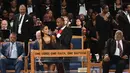 Ariana Grande mendengar Uskup Charles H. Ellis III berbicara dalam upacara pemakaman Aretha Franklin di Greater Grace Temple, Detroit, Michigan, AS, Jumat (31/8). Dugaan pelecehan Ariana memunculkan tagar #RespectAriana. (Angela Weiss/AFP)