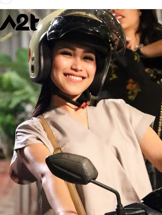 Menurutnya, untuk liburan natal dan tahun baru, ia akan bersama dengan keluarganya. "Tahun ini tahun baru sama keluarga," singkatnya. (Instagram/ayutingting92)