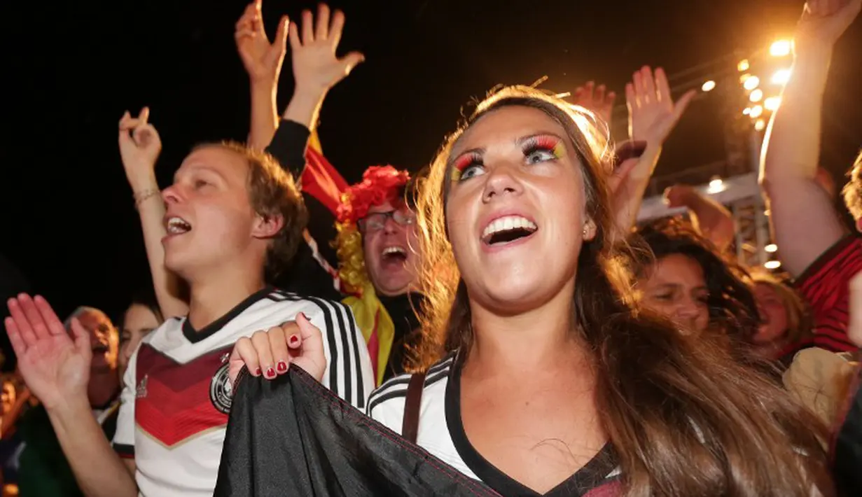 Para suporter tampak mengenakan jersey Jerman saat laga final piala dunia melawan Argentina, Senin (14/7/14). (AFP/ARI VERSIANI)