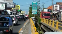 Petugas polisi maupun dishub mengimbau untuk pengusaha restauran di sepanjang arteri pantura Tengah Tani Kabupaten Cirebon tidak menyiapkan lahan parkir di bahu jalan. Foto (Liputan6.com / Panji Prayitno)
