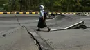 Seorang pria berjalan di sepanjang jalan yang rusak di Naypyidaw pada 28 Maret 2025. (Sai Aung MAIN/AFP)