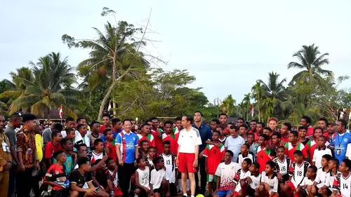 Potret Jokowi Tanding Sepak Bola Lawan Pelajar Papua, Sempat Cetak Gol Lalu Berakhir  Seri - ShowBiz Liputan6.com