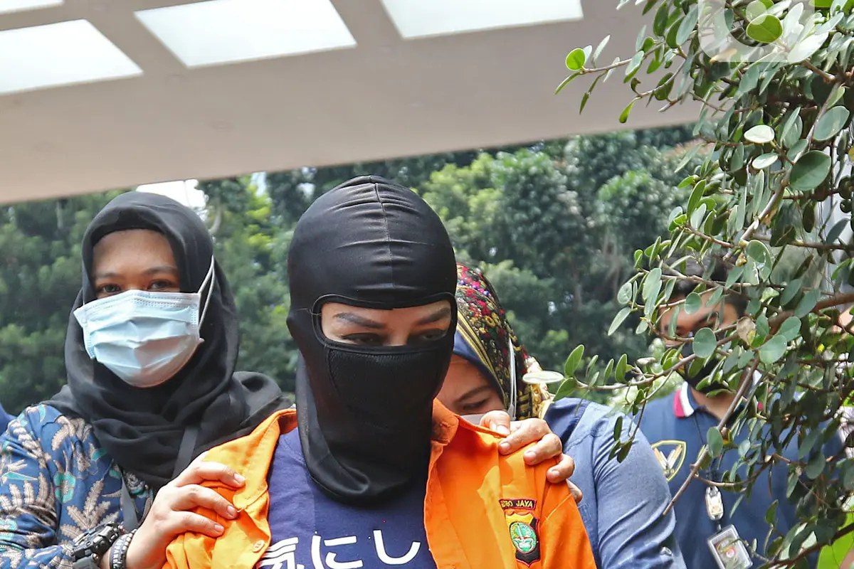 Artis Cynthiara Alona Jadi Tersangka Kasus Dugaan Prostitusi Online