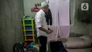 Setelah tiba di depan rumah Waidah, Ganjar sempat dijamu oleh warga yang sudah menggelar tikar di depan rumah tersebut. (Liputan6.com/Faizal Fanani)