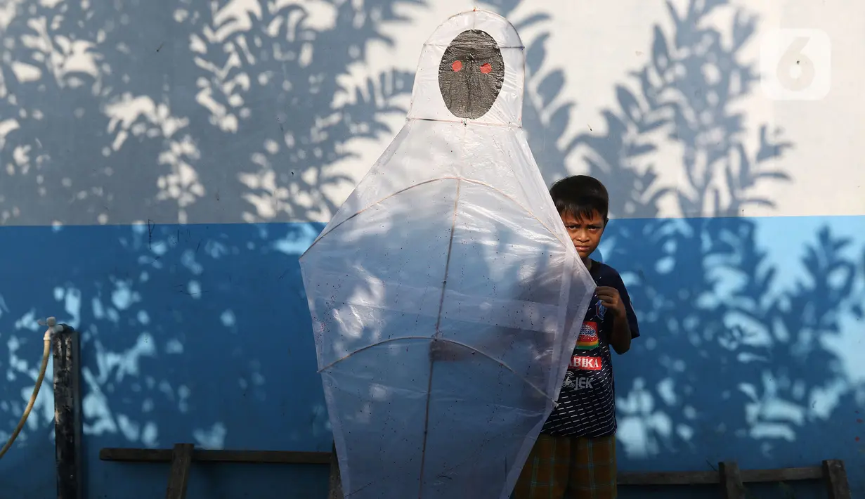 Salah satu layangan berbentuk pocong yang selesai dibuat di kawasan Gandaria, Depok, Jawa Barat, Selasa (30/06/2020). Ditengah pandemi COVID-19, anak - anak di kawasan Gandaria Depok mengisi waktu luang dengan membuat layang-layang dengan beragam bentuk. (Liputan6.com/Herman Zakharia)