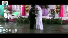 Meski menikah di tengah guyuran hujan dan banjir, pasangan pengantin asal Kebumen ini tampak bahagia. Bahkan mereka melakukan sesi pemotretan di tengah genangan air.