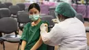 Seorang tenaga kesehatan menerima suntikan booster vaksin virus corona COVID-19 Pfizer-BioNTech di Rumah Sakit Bangkok Metropolitan Administration General, Bangkok, Thailand, Selasa (10/8/2021). Total kasus COVID-19 di Thailand mencapai 736.522 kasus sejak awal pandemi. (AP Photo/Sakchai Lalit)