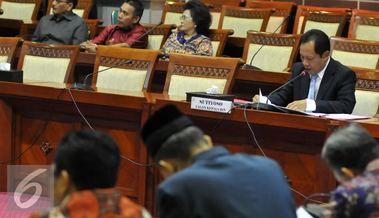Calon Kepala BIN, Sutiyoso menyampaikan visi saat jalani uji kelayakan dan kepatutandi Jakarta, Selasa (30/6/2015). Sutiyoso berbicara mengenai ancaman ideologi, terorisme, separatisme yang mulai menyebar di dunia maya. (Liputan6.com/Andrian M Tunay)