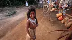 Seorang anak perempuan dari suku Amazon Tatuyo terlihat di Rio Negro (Black River), sebuah desa dekat Manaus City, Brasil, (23/6/2014). (REUTERS/Andres Stapff)