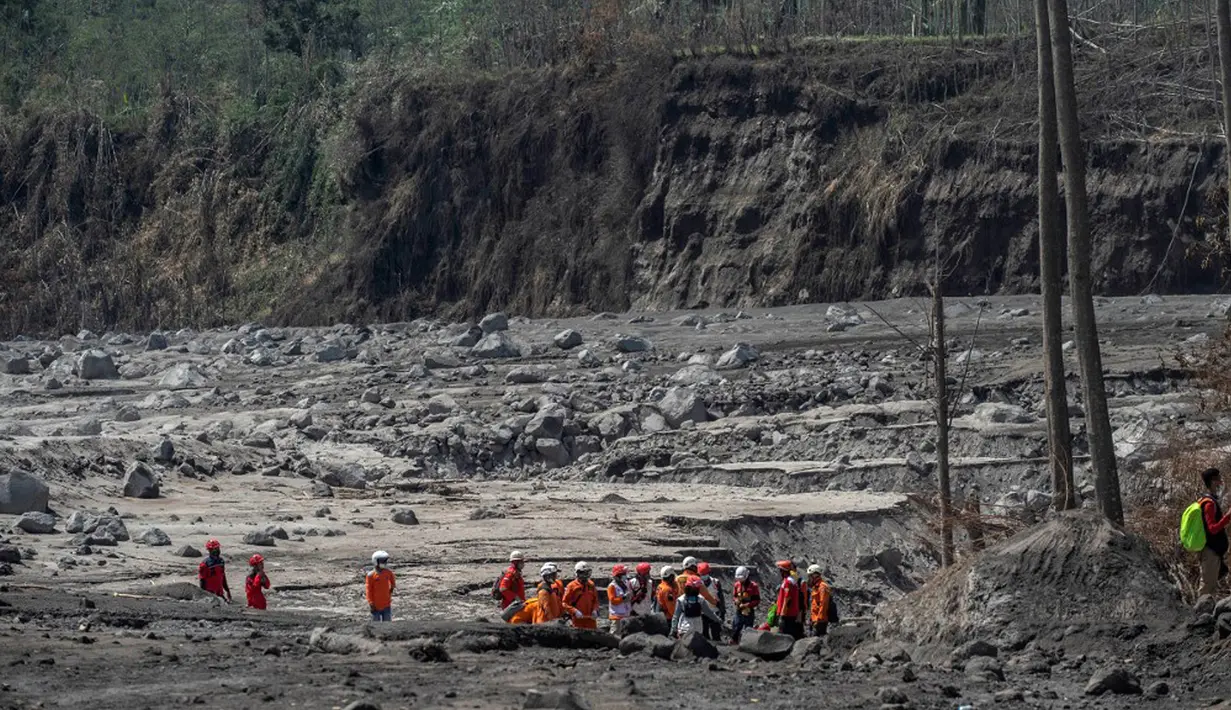 Petugas penyelamat melakukan operasi pencarian pascaerupsi Gunung Semeru di Desa Curah Kobokan, Lumajang, Jawa Timur, 10 Desember 2021. Menurut Kepala Kantor SAR Surabaya Hariadi Purnomo, jika seluruh korban belum ditemukan, maka operasi pencarian diperpanjang tiga hari. (Juni Kriswanto/AFP)