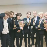 Makin bersinar, BTS meraih piala terbanyak di Seoul Music Awards 2017.