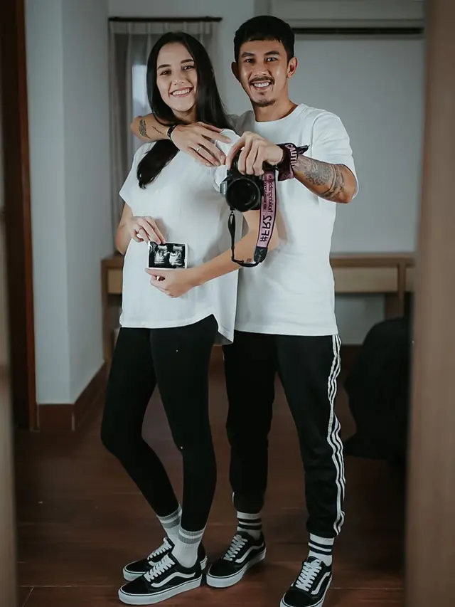 Segera Dikaruniai Anak Ketiga, Ini 6 Potret Manis Fandy Christian dan Dahlia Poland