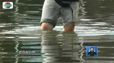 Banjir 1 meter yang melanda perumahan dosen IKIP di Kota Bekasi, Jawa Barat mulai surut. Meskipun begitu, akses jalan perumahan terputus.