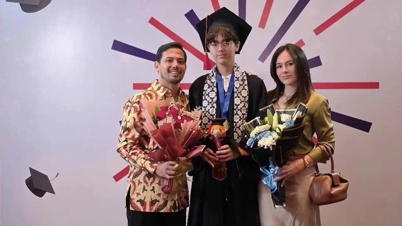 Wulan Guritno Hadir di Wisuda Putranya bersama mantan suami. [@wulanguritno]