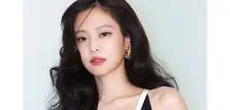 Tak hanya outfit-nya yang mencuri perhatian, tampilan beauty Jennie kali ini juga sukses membuat publik terpukau lewat aura klasik yang elegan dan feminin. [@jendeukestyle].