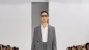 Elemen dramatis juga ditambahkan pada desainnya, mulai dari potongan lengan lebar dan detail unik lainnya yang memberikan karakter pada setiap busana. [Dok/MaxMara].