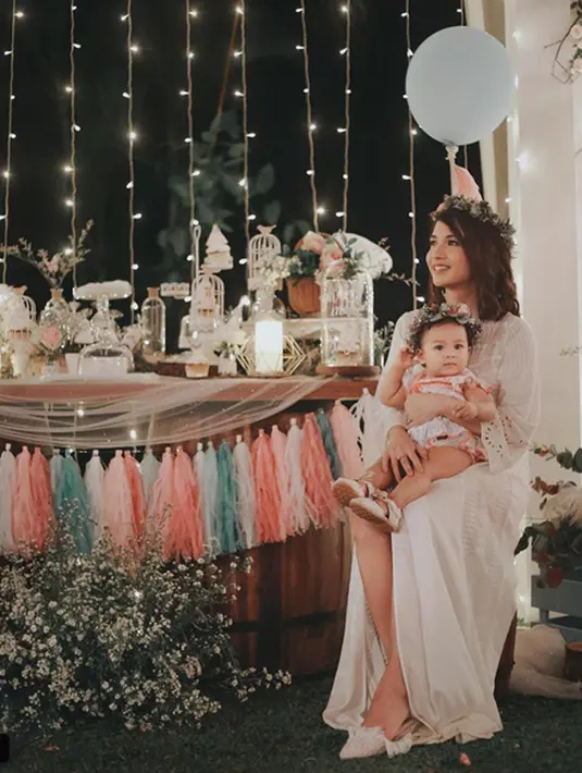 Natusha Olivia Alinskie, anak dari Chelsea Olivia dan Glenn Alinskie ini sudah berusia satu tahun. Wajah menggemaskannya membuat Chelsea ingin terus berada di sisinya. Selain itu, tak jarang mereka pakai baju yang sama. (Instagram/Chelseaolivia)