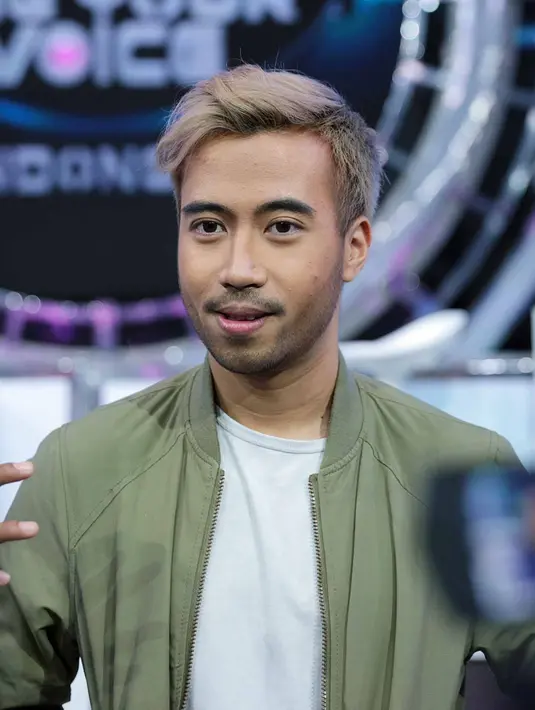 Vidi Aldiano mengaku tiga minggu belakangan ini, tampil beda dari biasanya. Setelah beberapa waktu lalu terdiam, Vidi menjelaskan alasan warna rambut barunya. (Deki Prayoga/Bintang.com)