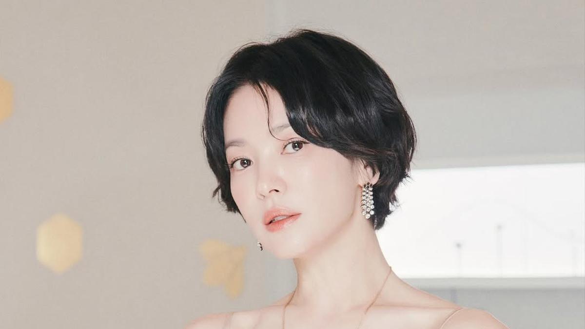 Pesona Awet Muda Song Hye Kyo di Event Chaumet, Elegansi Wanita Karier Sukses dalam Balutan Gaya Minimalis dan Pixie Cut yang Fresh