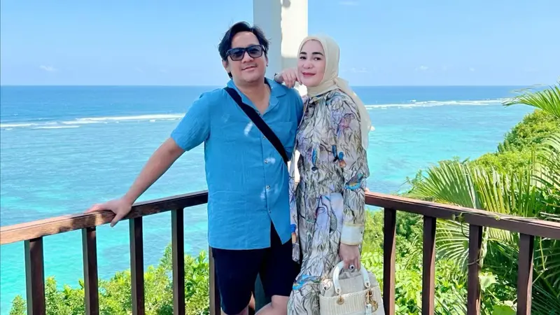 7 Momen Liburan Andre Taulany di Bali, Tampil Mesra Bersama Istri