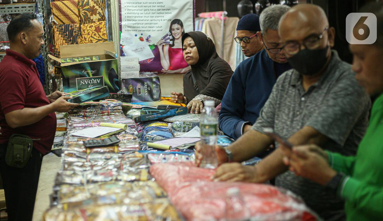 Sesekali ditemui beberapa pengunjung yang tengah melakukan tawar-menawar dengan pedagang. (Liputan6.com/Faizal Fanani)