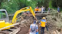 Sejumlah alat berat dikerahkan untuk membuka akses jalan penghubung antar desa di Probolinggo  yang rusak akibat banjir (Istimewa)