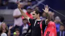 Petenis Roger Federer menyapa penonton saat berjalan keluar lapangan usai kalah dari Grigor Dimitrov pada perempat final turnamen tenis AS Terbuka 2019 di New York, Amerika Serikat, Selasa (3/9/2019). Dimitrov menang 3-6, 6-4, 6-3, 6-4, 6-2. (AP Photo/Charles Krupa)