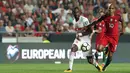 Pemain timnas Portugal, Joao Mario berebut bola dengan pemain Swiss, Johan Djourou pada laga pamungkas kualifikasi Piala Dunia 2018 zona Eropa di Stadion da Luz, Selasa (10/10). Portugal lolos ke Piala Dunia 2018 usai menang 2-0. (AP/Armando Franca)