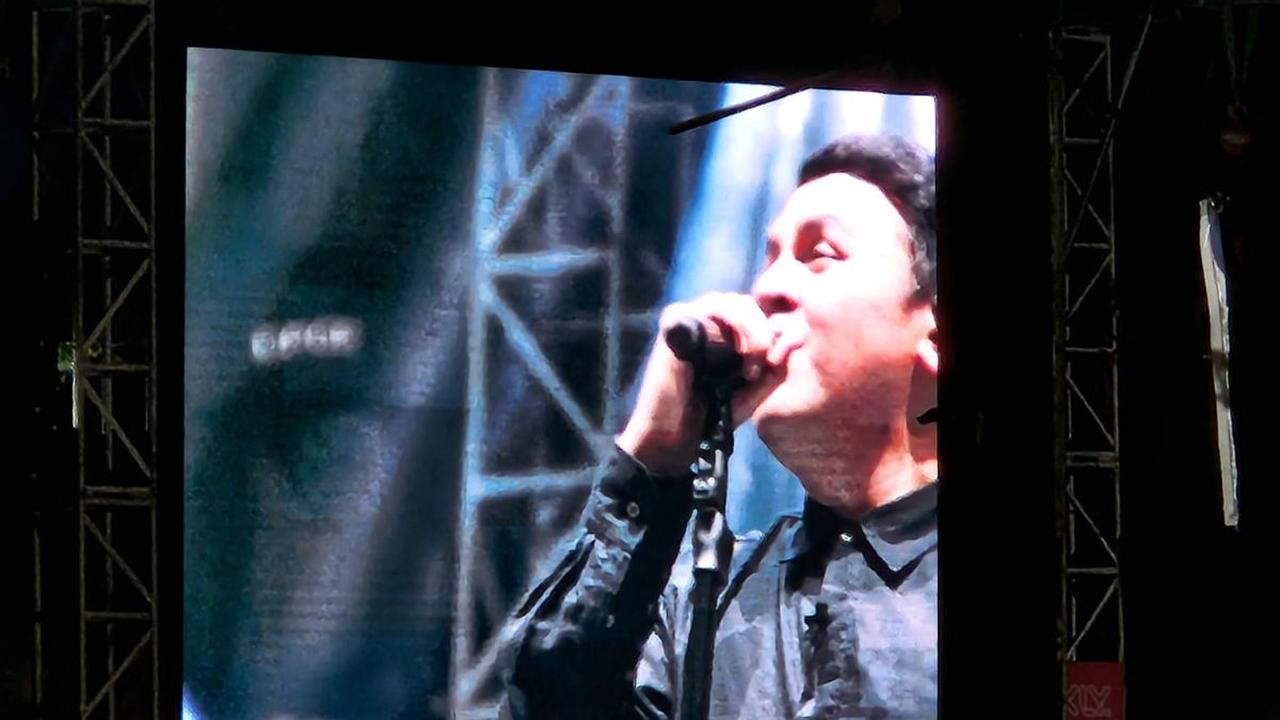 Pada kesempatan ini, Tulus pun menyatakan bakal menyanyikan banyak lagu demi memeriahkan konser KapanLagi Buka Bareng.