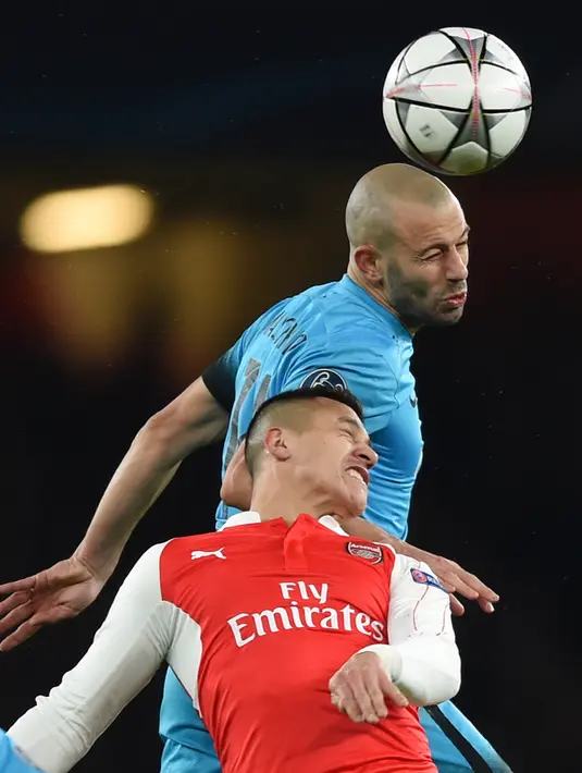 Penyerang Arsenal, Alexis Sanchez (depan) berebut bola udara dengan gelandang Barcelona, Javier Mascherano pada leg pertama 16 besar Liga Champions di Stadion Emirates, Inggris (24/2). Barcelona menang atas Arsenal dengan skor 2-0. (Reuters/Tony O'Brien)