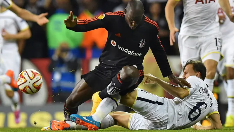 Demba Ba menghadapi kawalan ketat pemain Spurs