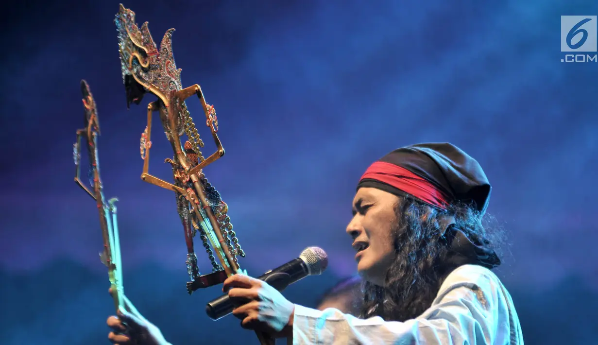 Dalang mementaskan pertunjukan Wayang Urban pada perayaan HUT ke-50 Taman Ismail Marzuki di Jakarta, Rabu (7/11). Wayang Urban lakon "Dino Tonpo Kresno" itu menjadi kesenian pembuka dalam peringatan ulang tahun ke-50 TIM. (Merdeka.com/Iqbal S Nugroho)