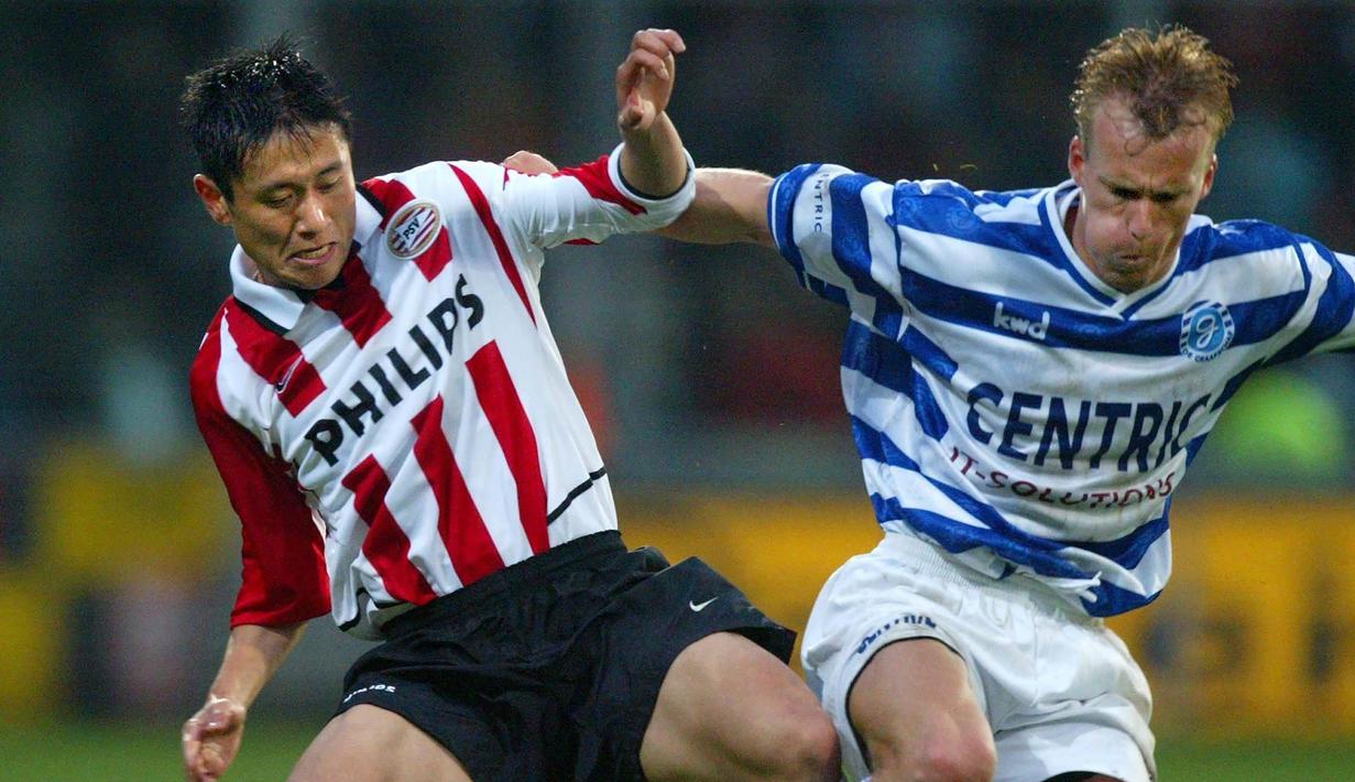 Lee Young-pyo (kiri). Bek kiri Korea Selatan yang kini berusia 45 tahun dan telah pensiun pada Oktober 2013 bersama Vancouver Whitecaps di MLS ini pernah berseragam PSV Eindhoven selama 2,5 musim mulai pertengahan musim 2002/2003 hingga awal musim 2005/2006 usai didatangkan dari Anyang LG Cheetahs dengan nilai transfer 1,55 juta euro. Bersama PSV ia berhasil meraih 2 gelar juara Eredivisie pada musim 2002/2003 dan 2004/2005. Ia total bermain dalam 117 laga bersama PSV di semua ajang dengan torehan 1 gol dan 17 assist. Pada awal musim 2005/2006 ia hijrah ke Tottenham Hotspur dengan nilai transfer 2 juta euro. (AFP/ANP/Ed Oudenaarden)