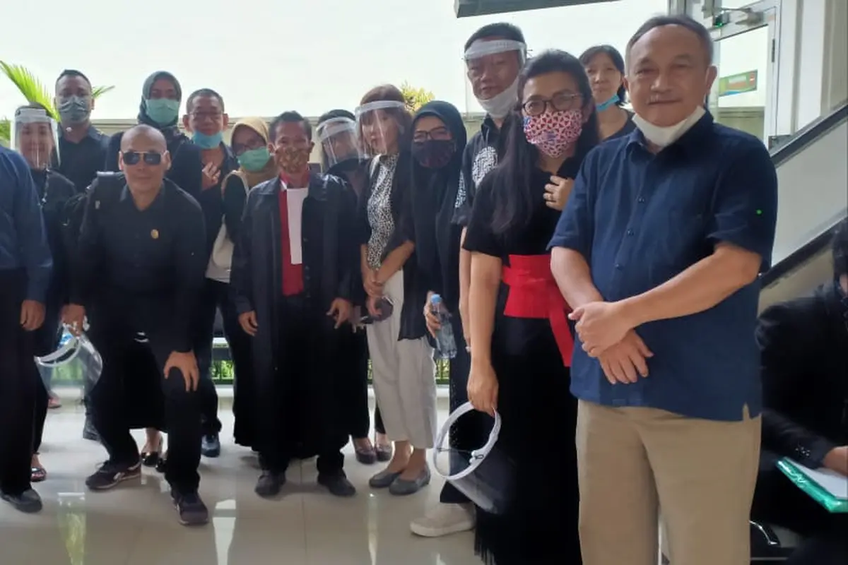Sejumlah perwakilan Ikatan Notaris dan PPAT Indonesia mendatangi Pengadilan Negeri Jakarta Selatan
