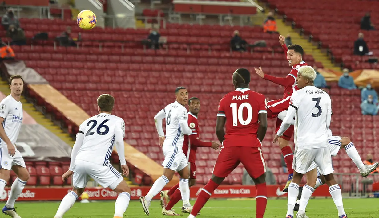 Pemain Liverpool Roberto Firmino (kanan atas) mencetak gol ke gawang Leicester City pada pertandingan Liga Premier Inggris di Stadion Anfield, Liverpool, Inggris, Sabtu (22/11/2020). Liverpool menang 3-0. (Peter Powell/Pool via AP)