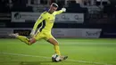 Dean Henderson juga cukup piawai untuk membangun serangan dari bawah sebagai peran aktif kiper membaca permainan. (AFP/Nick Potts/Pool)
